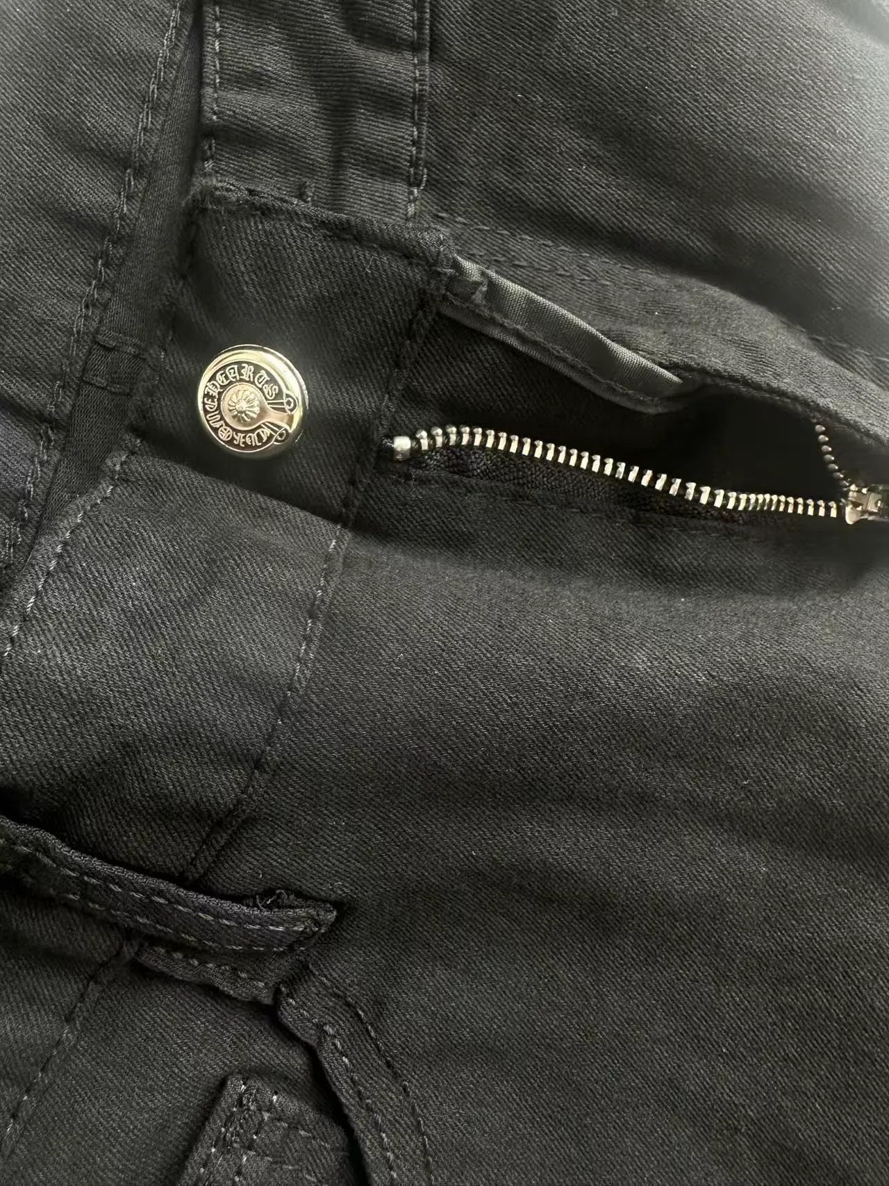 P176 Style No. Cc928 Chrome hearts high street patch jeans Chrome hearts vibe style versatile jeans are the most popular high street style at the moment. Made of beaded canvas fabric, heavy washing makes the upper body of the fabric more textured and the pants are tall and straight! The three-dimensional cutting of the whole trousers is a masterpiece! The beaded canvas fabric is thick and soft after washing. It has good breathability. Customized small leather label. Unique design. The details are in place, simple and elegant, and the workmanship is exquisite. The entire trousers are neatly routed and the details are in place! It’s so cool. It’s a genderless trend that both men and women can easily control. Color: Picture color. Sizes M-XXL